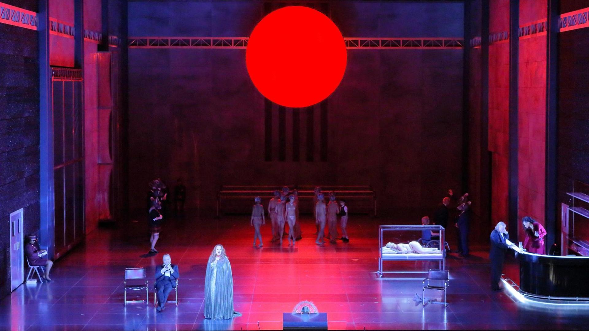 Szene aus Frank Schrekers "Die Gezeichneten" in der Inszenierung von Krzysztof Warlikowski an der Bayerischen Staatsoper in München Szene aus Frank Schrekers "Die Gezeichneten" in der Inszenierung von Krzysztof Warlikowski an der Bayerischen Staatsoper in München