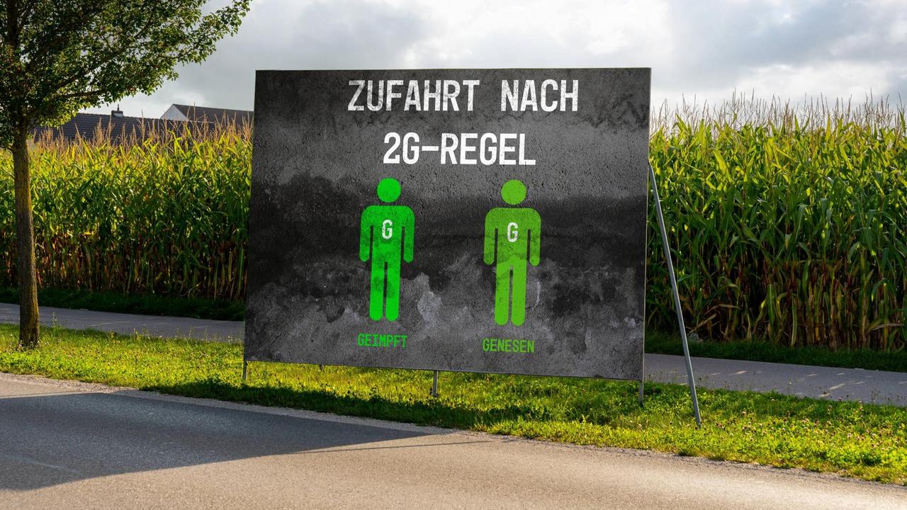 Schild an einer deutschen Straße mit der Aufschrift: "Zufahrt nur nach 2G-Regel" Covid-19 Regel: Geimpft oder Genesen. 2021.