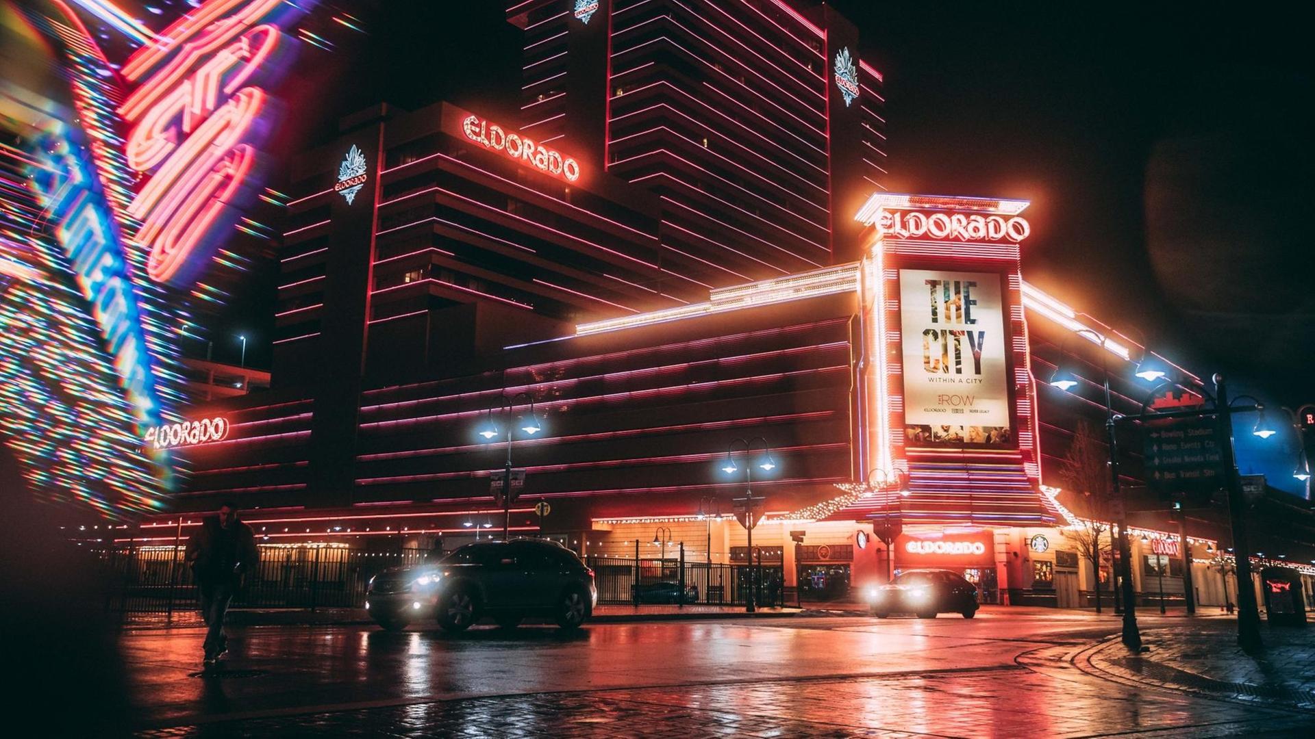 Das Eldorado Resort Casino, ein Hotel and Casino in Reno, Nevada, beleuchtet bei Nacht. Das Eldorado Resort Casino, ein Hotel and Casino in Reno, Nevada, beleuchtet bei Nacht.