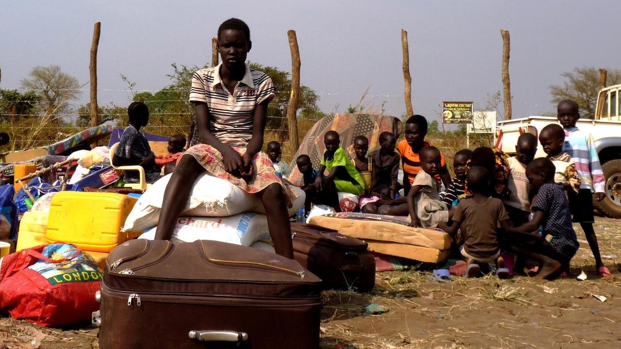 Flüchtlinge mit ihren Habseligkeiten an der Grenze zsichen Uganda und Südsudan. Flüchtlinge mit ihren Habseligkeiten an der Grenze zsichen Uganda und Südsudan.