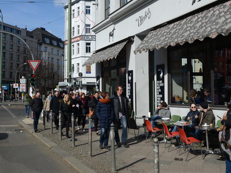 Die Gaststätte Sankt Oberholz in der Rosenthaler Straße / Ecke Torstraße am Rosenthaler Platz in Berlin Mitte