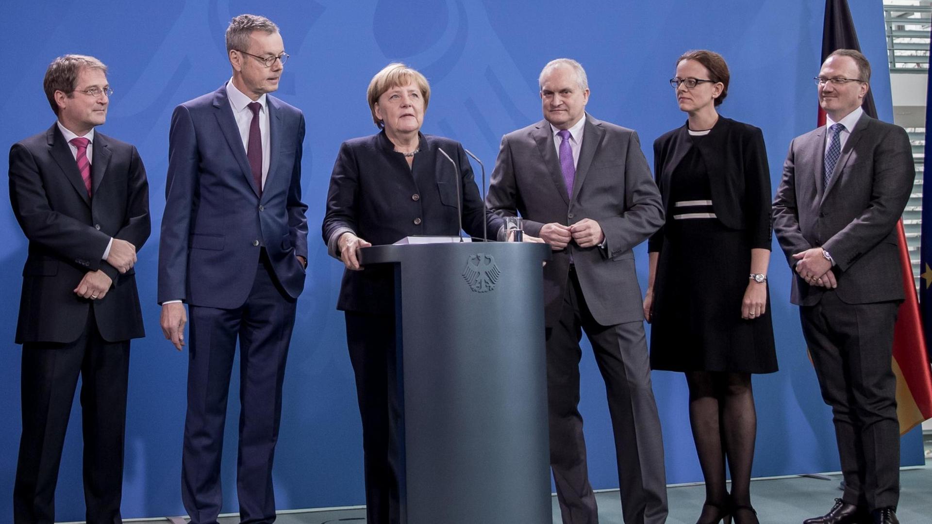 Bundeskanzlerin Angela Merkel (CDU) steht am 02.11.2016 in Berlin bei der Entgegennahme des Gutachtens zur Wirtschaftsentwicklung zwischen dem Vorsitzenden des Sachverständigenrates, Christoph M. Schmidt (3.v.r), Peter Bofinger (2.v.l), Lars P. Feld (r), Isabel Schnabel (2.v.r) und Volker Wieland... Bundeskanzlerin Angela Merkel (CDU) steht am 02.11.2016 in Berlin bei der Entgegennahme des Gutachtens zur Wirtschaftsentwicklung zwischen dem Vorsitzenden des Sachverständigenrates, Christoph M. Schmidt (3.v.r), Peter Bofinger (2.v.l), Lars P. Feld (r), Isabel Schnabel (2.v.r) und Volker Wieland...
