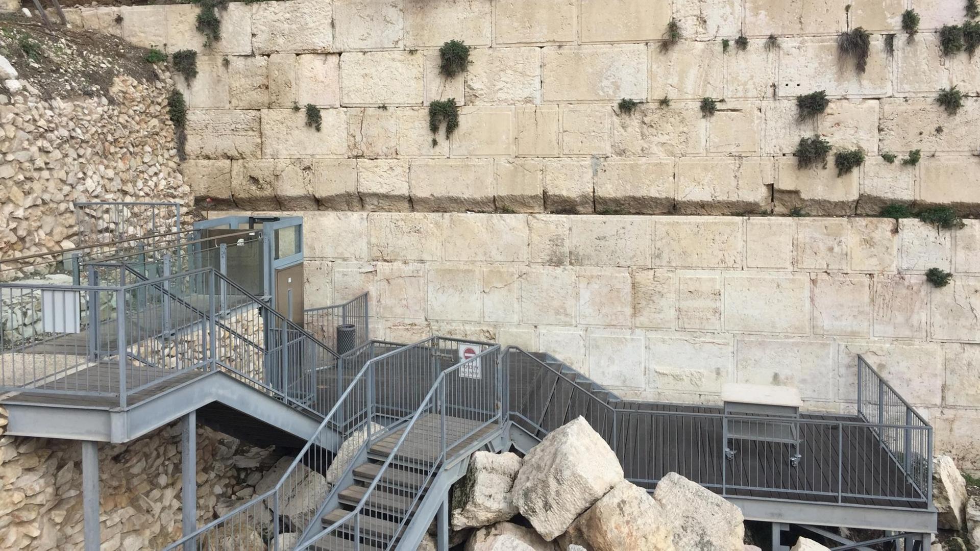 Der bisherige Mixed-Bereich an der Klagemauer in Jerusalem - eine kleine und wenig einladende Metallplattform Der bisherige Mixed-Bereich an der Klagemauer in Jerusalem - eine kleine und wenig einladende Metallplattform