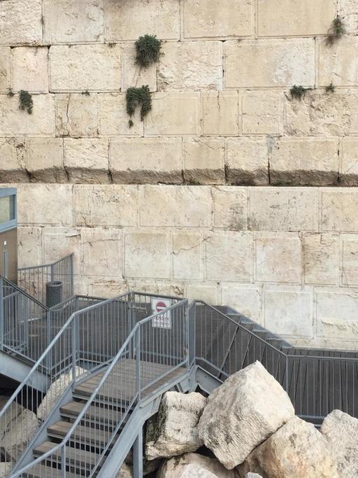 Der bisherige Mixed-Bereich an der Klagemauer in Jerusalem - eine kleine und wenig einladende Metallplattform