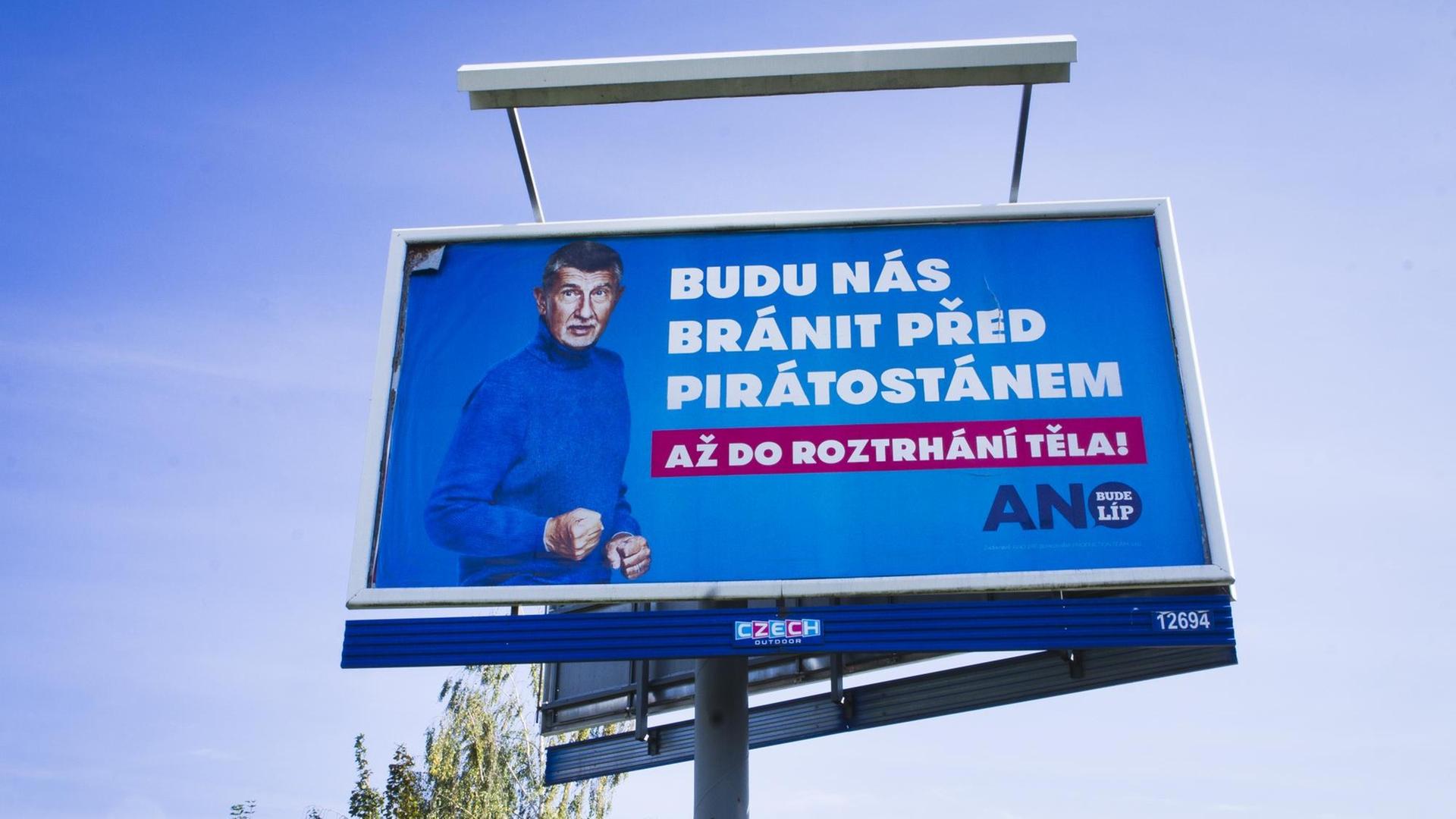 Tschechiens Ministerpräsident Andrej Babis auf einem Wahlplakat zur Parlamentswahl im Oktober 2021.