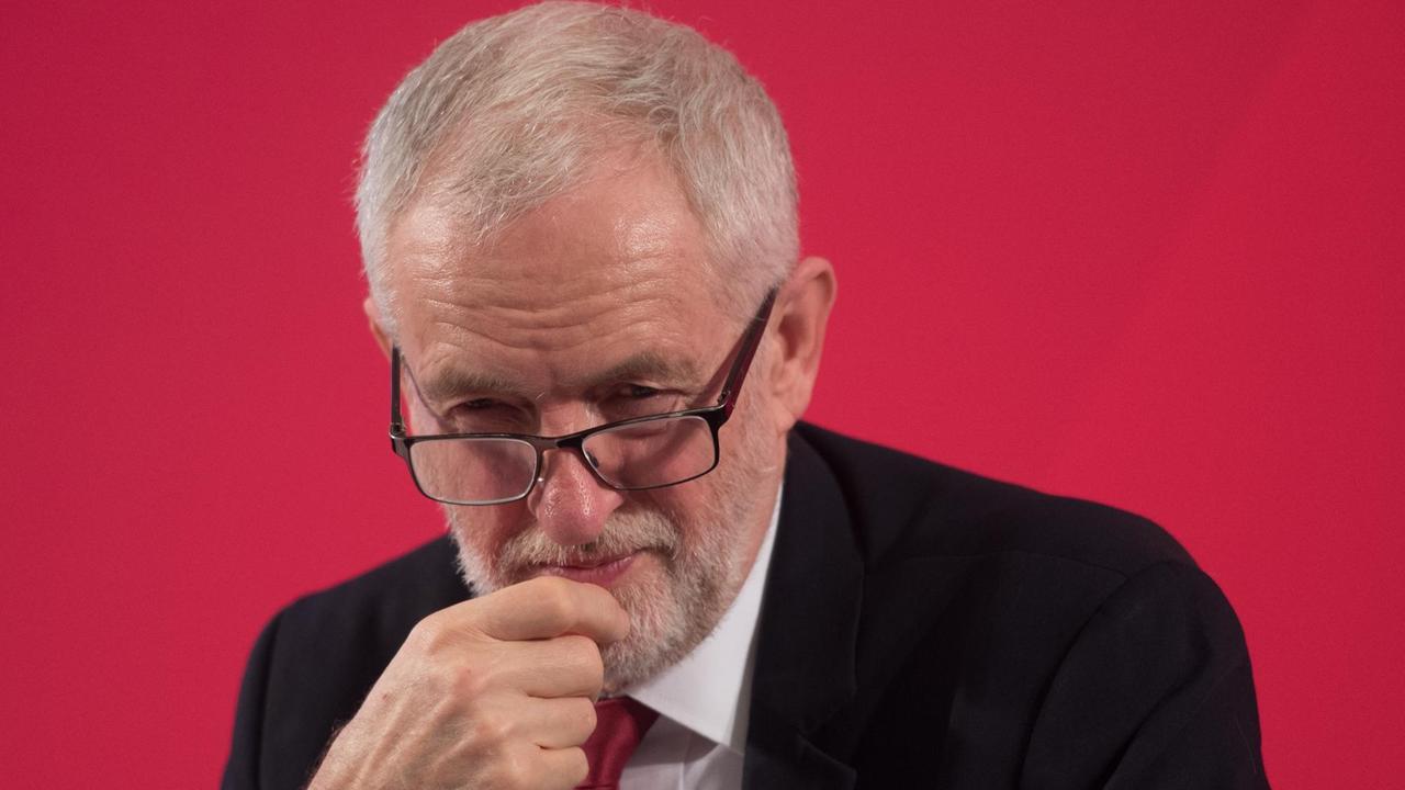 Der Chef der britischen Labour-Partei Jeremy Corbyn blickt während einer Pressekonferenz nachdenklich in die Ferne
Der Chef der britischen Labour-Partei Jeremy Corbyn blickt während einer Pressekonferenz nachdenklich in die Ferne
