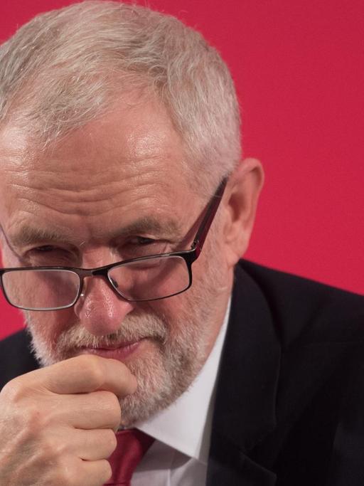 Der Chef der britischen Labour-Partei Jeremy Corbyn blickt während einer Pressekonferenz nachdenklich in die Ferne