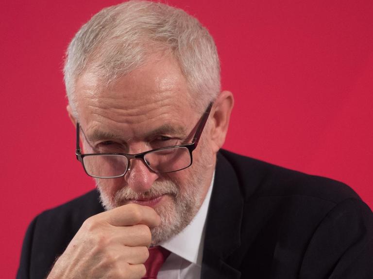 Der Chef der britischen Labour-Partei Jeremy Corbyn blickt während einer Pressekonferenz nachdenklich in die Ferne