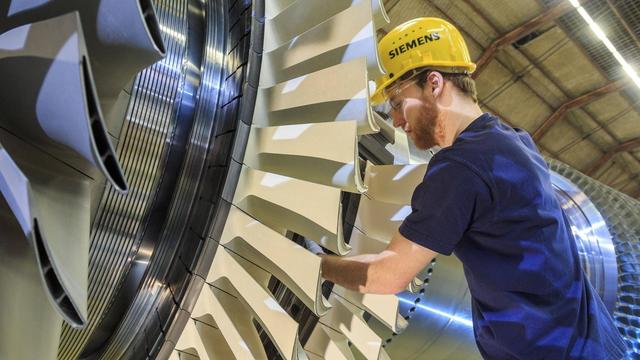 Ein Siemens-Mitarbeiter im Berliner Gasturbinenwerk montiert die Hightech-Turbinenschaufeln. Diese Neuentwicklung ist mit 375 Megawatt (MW) die leistungsstärkste und effektivste Gasturbine der Welt.