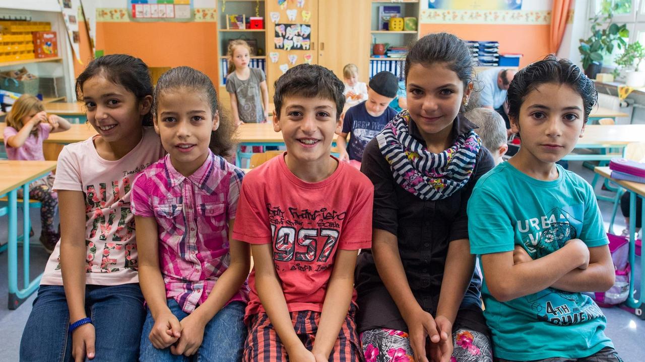 Die syrischen Kinder (l-r) Nour, Kamala, Bourhan, Roaa und Mohammad sitzen am 22.06.2016 in ihrem Klassenraum der 1. Klasse der Gundschule "Kinder von Golzow" in Golzow im Oderbruch (Brandenburg). 