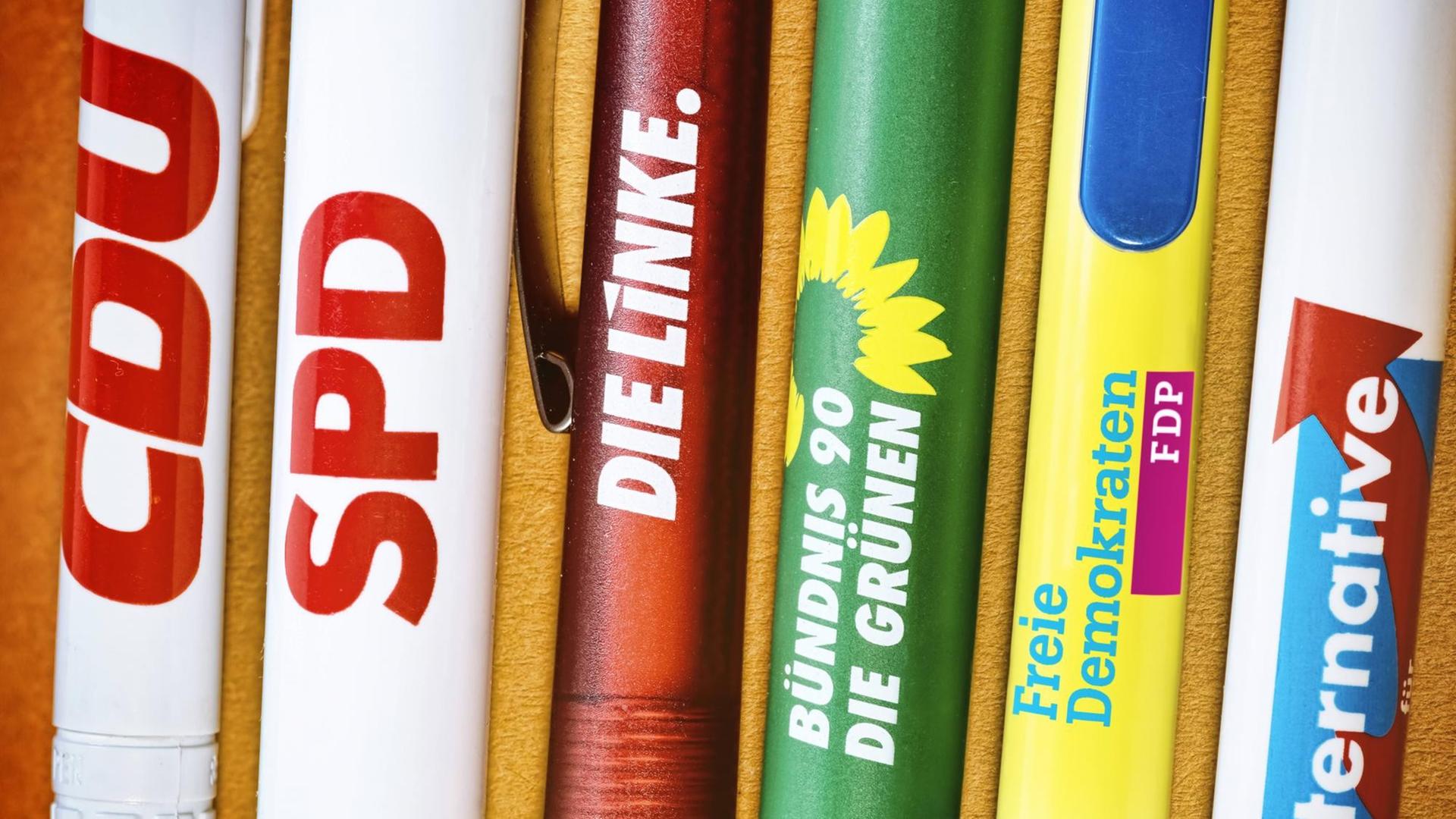 Wahlwerbung der Parteien in Form von Kugelschreibern. Wahlwerbung der Parteien in Form von Kugelschreibern.