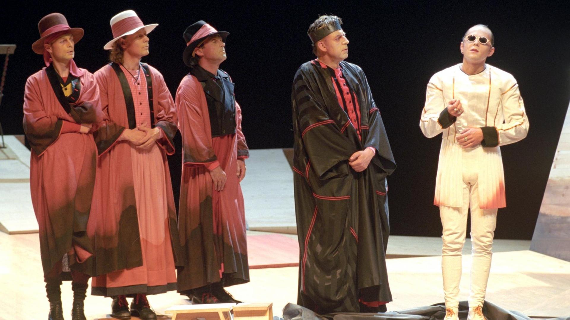 Die Schauspieler Kay Schulze, Thomas Bading, Jürgen Huth, Jörg Gudzuhn und Guntram Brattia (v.l.) bei einer Aufführung von "König Ödipus" im Deutschen Theater Berlin.
