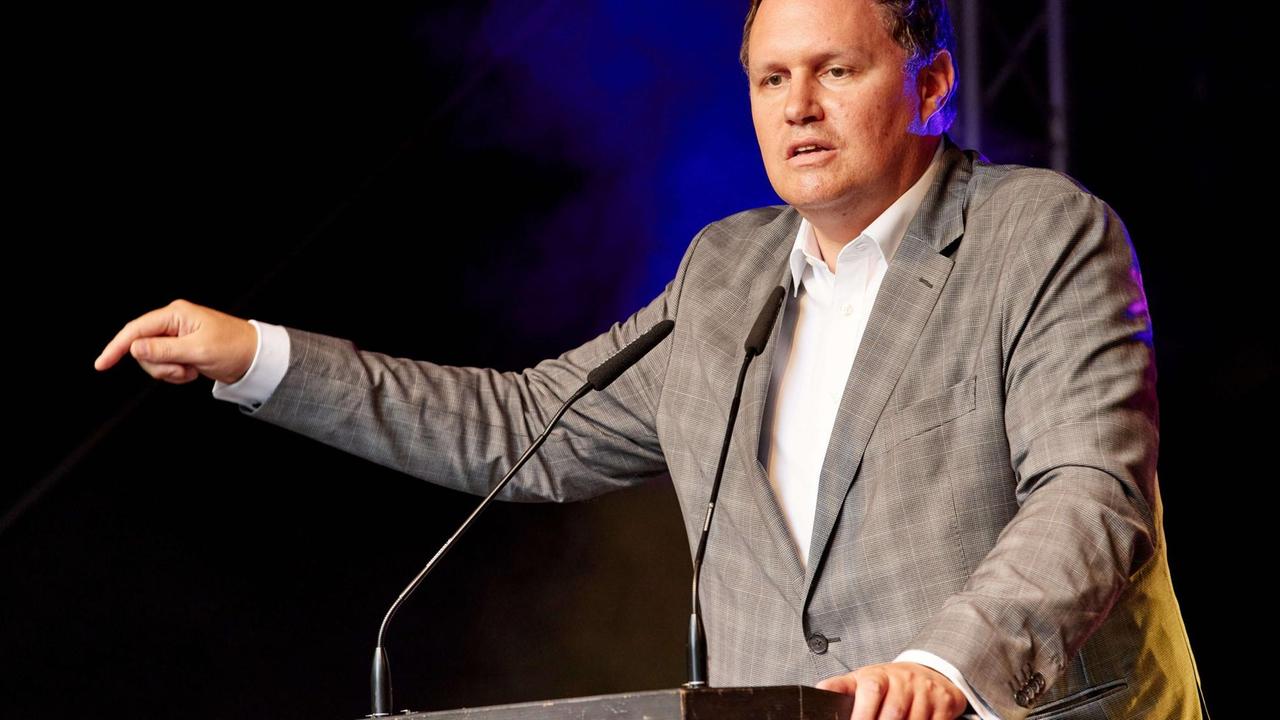 Hamburgs Kultursenator Carsten Brosda steht an einem Pult mit Mikrofon und spricht Hamburgs Kultursenator Carsten Brosda steht an einem Pult mit Mikrofon und spricht