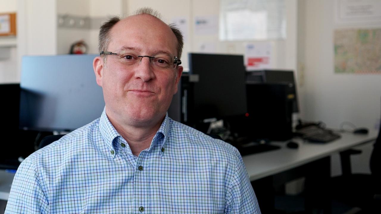 Ingenieur Gerhard Kramer in einem der Computer-Arbeitsräume an seinem Lehrstuhl in der TU München Ingenieur Gerhard Kramer in einem der Computer-Arbeitsräume an seinem Lehrstuhl in der TU München