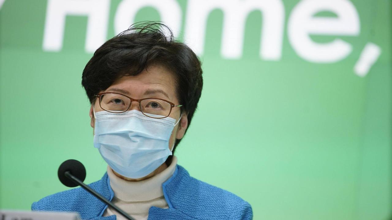 Die Regierungschefin von Hong Kong Carrie Lam mit einer Mundschutzmaske vor grünem Hintergrund. Die Regierungschefin von Hong Kong Carrie Lam mit einer Mundschutzmaske vor grünem Hintergrund.