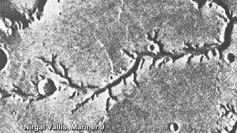 Mehrere Aufnahmen von Mariner 9 - wie diese von Nirgal-Vallis - zeigten den Marsforschern, dass es früher flüssiges Wasser auf dem Mars gegeben haben könnte Mehrere Aufnahmen von Mariner 9 - wie diese von Nirgal-Vallis - zeigten den Marsforschern, dass es früher flüssiges Wasser auf dem Mars gegeben haben könnte