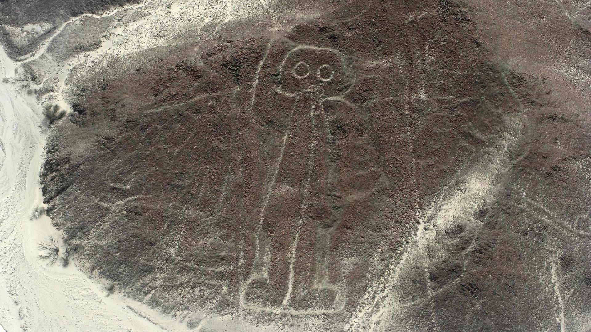 Ein Blick aus der Luft auf den Spaceman, eine menschliche Figur, die aus großer Höhe im Nasca-Gebiet sichtbar ist Ein Blick aus der Luft auf den Spaceman, eine menschliche Figur, die aus großer Höhe im Nasca-Gebiet sichtbar ist