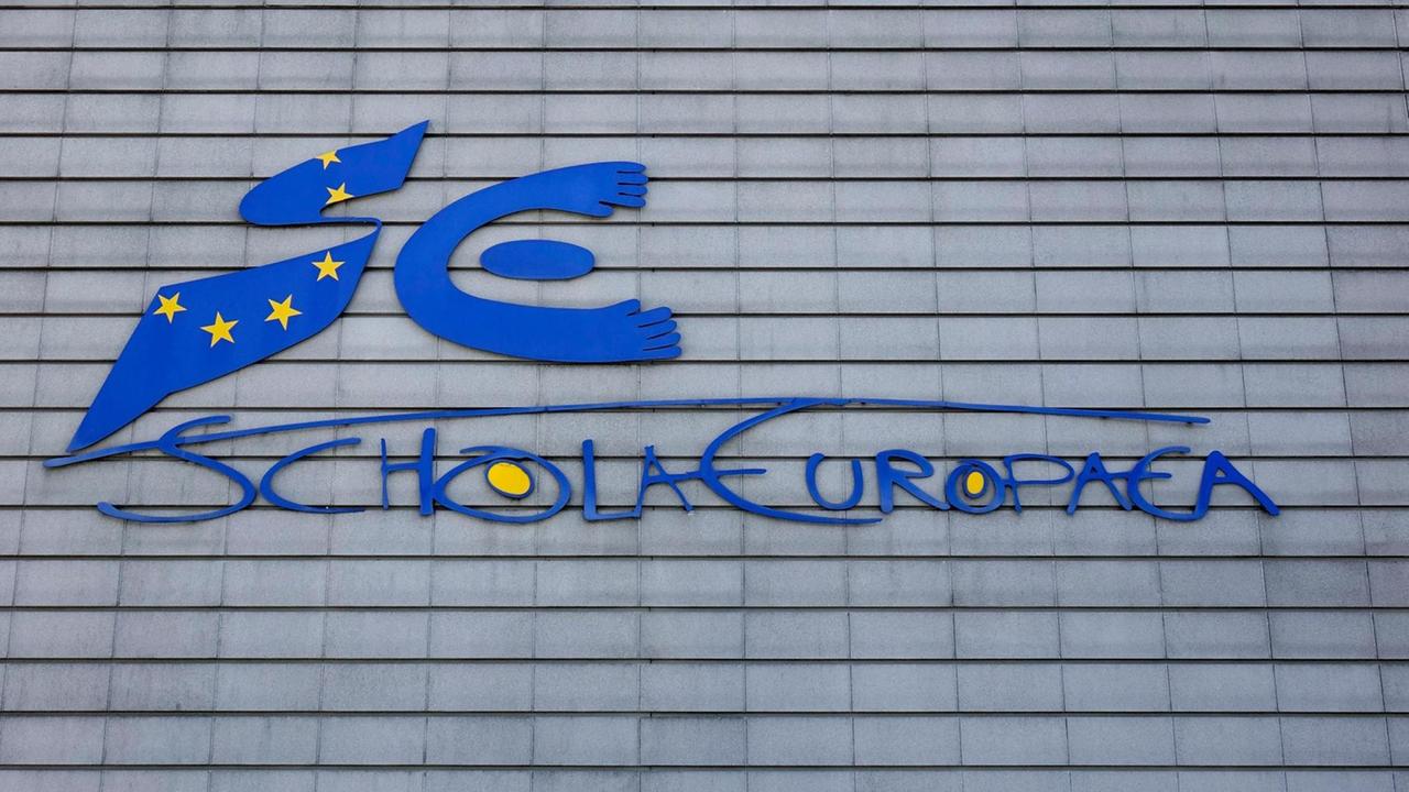 Schriftzug der Europaschule in Luxemburg an einer Gebäudewand Schriftzug der Europaschule in Luxemburg an einer Gebäudewand