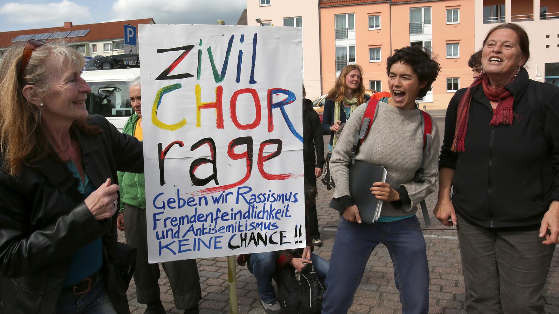Friedensfest in Demmin in Mecklenburg-Vorpommern am 8. Mai 2015. Das Fest wurde von Initiativen, Kirchen und Parteien gegen einen Fackelmarsch der NPD organisiert.