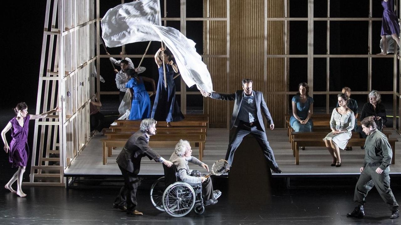 Das Foto zeigt eine Szene aus der Neuinzenierung von Mozarts Oper "Die Entführung aus dem Serail". Zu sehen sind einige der Hauptdarsteller. Das Foto zeigt eine Szene aus der Neuinzenierung von Mozarts Oper "Die Entführung aus dem Serail". Zu sehen sind einige der Hauptdarsteller.