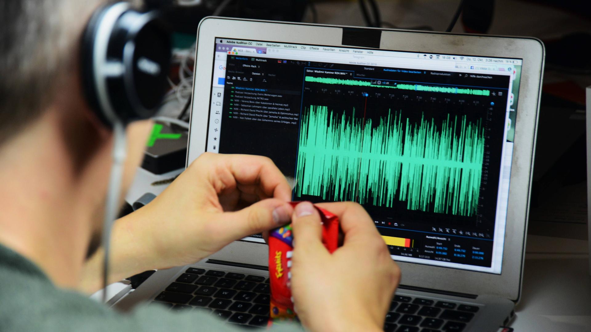 Blick auf einen Computer, auf dem ein Audioprogramm läuft Blick auf einen Computer, auf dem ein Audioprogramm läuft