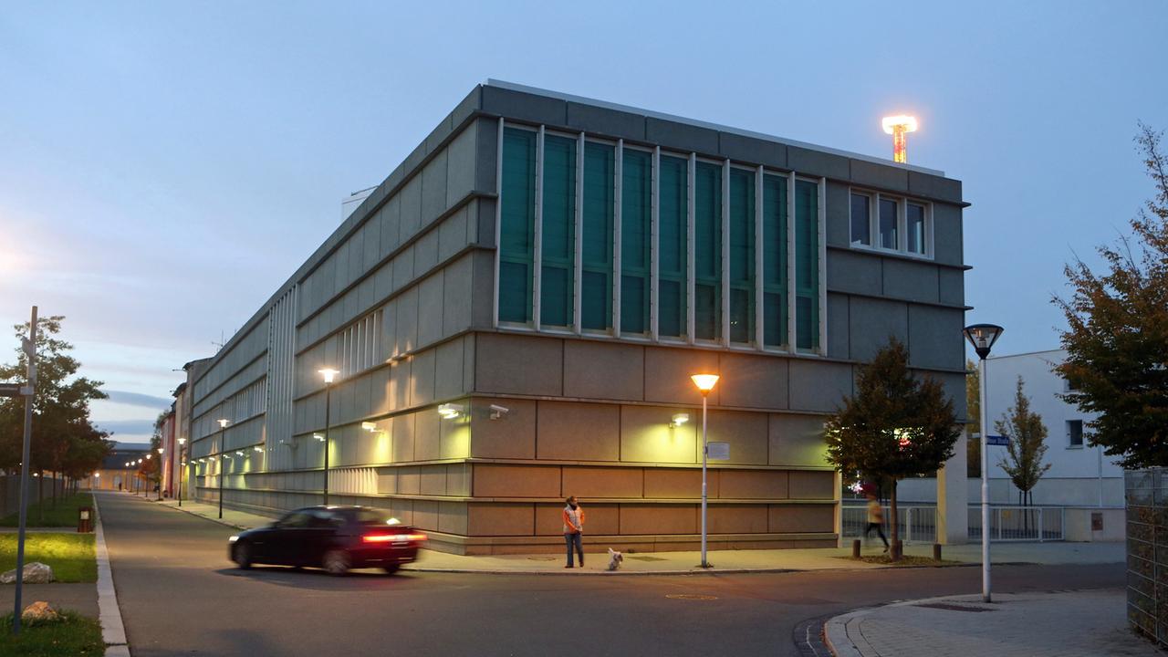 Das Gebäude der ehemaligen Landeszentralbank in Gera wurde von Stararchitekt David Chipperfield entworfen. Eine Zeit lang gab es Pläne, dass es zum "Kusthaus Gera" umgebaut werden sollte. Das Gebäude der ehemaligen Landeszentralbank in Gera wurde von Stararchitekt David Chipperfield entworfen. Eine Zeit lang gab es Pläne, dass es zum "Kusthaus Gera" umgebaut werden sollte.