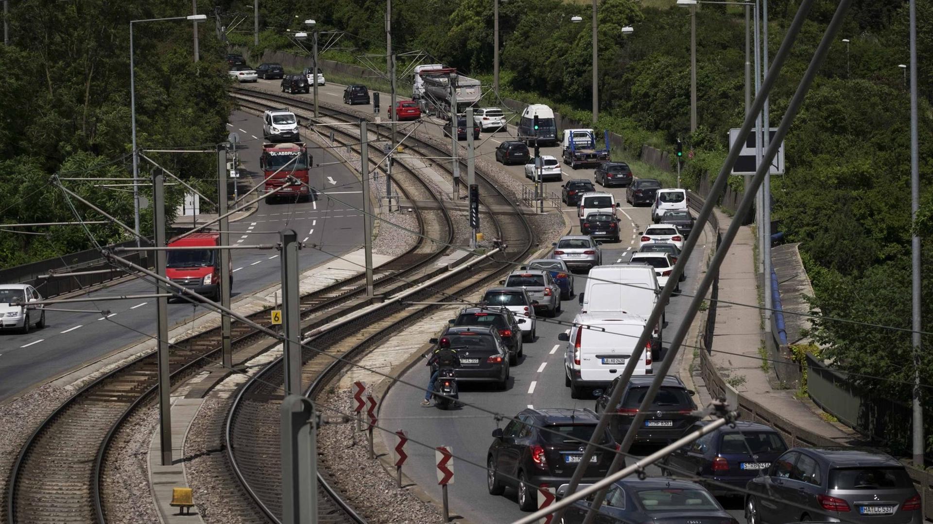 Autos stauen sich nehmen einer Bahnstrecke in Stuttgart. Autos stauen sich nehmen einer Bahnstrecke in Stuttgart.