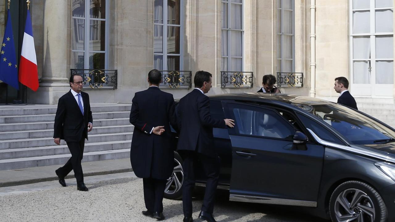 Frankreichs Präsident François Hollande verlässt nach der Sitzung des Sicherheitskabinetts den Elysée-Palast. Frankreichs Präsident François Hollande verlässt nach der Sitzung des Sicherheitskabinetts den Elysée-Palast.