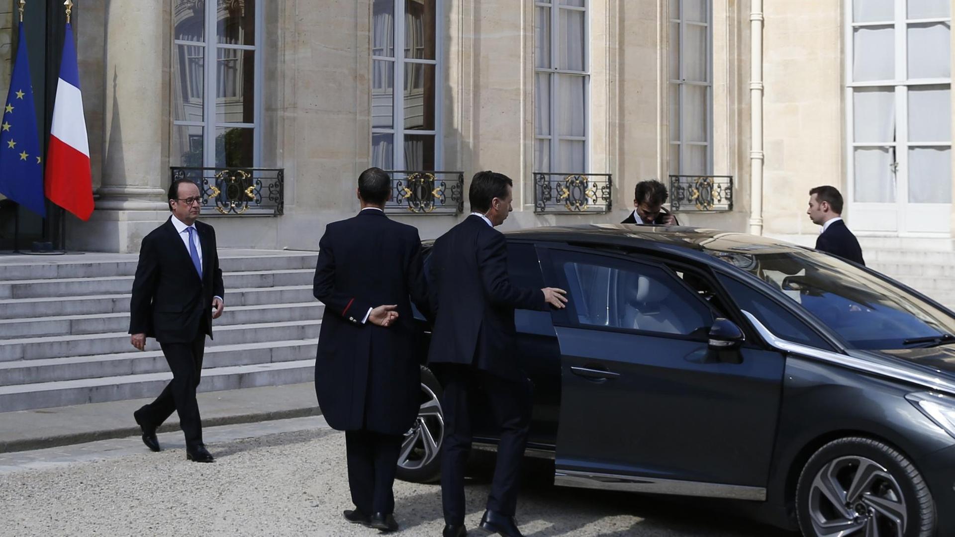 Frankreichs Präsident François Hollande verlässt nach der Sitzung des Sicherheitskabinetts den Elysée-Palast. Frankreichs Präsident François Hollande verlässt nach der Sitzung des Sicherheitskabinetts den Elysée-Palast.