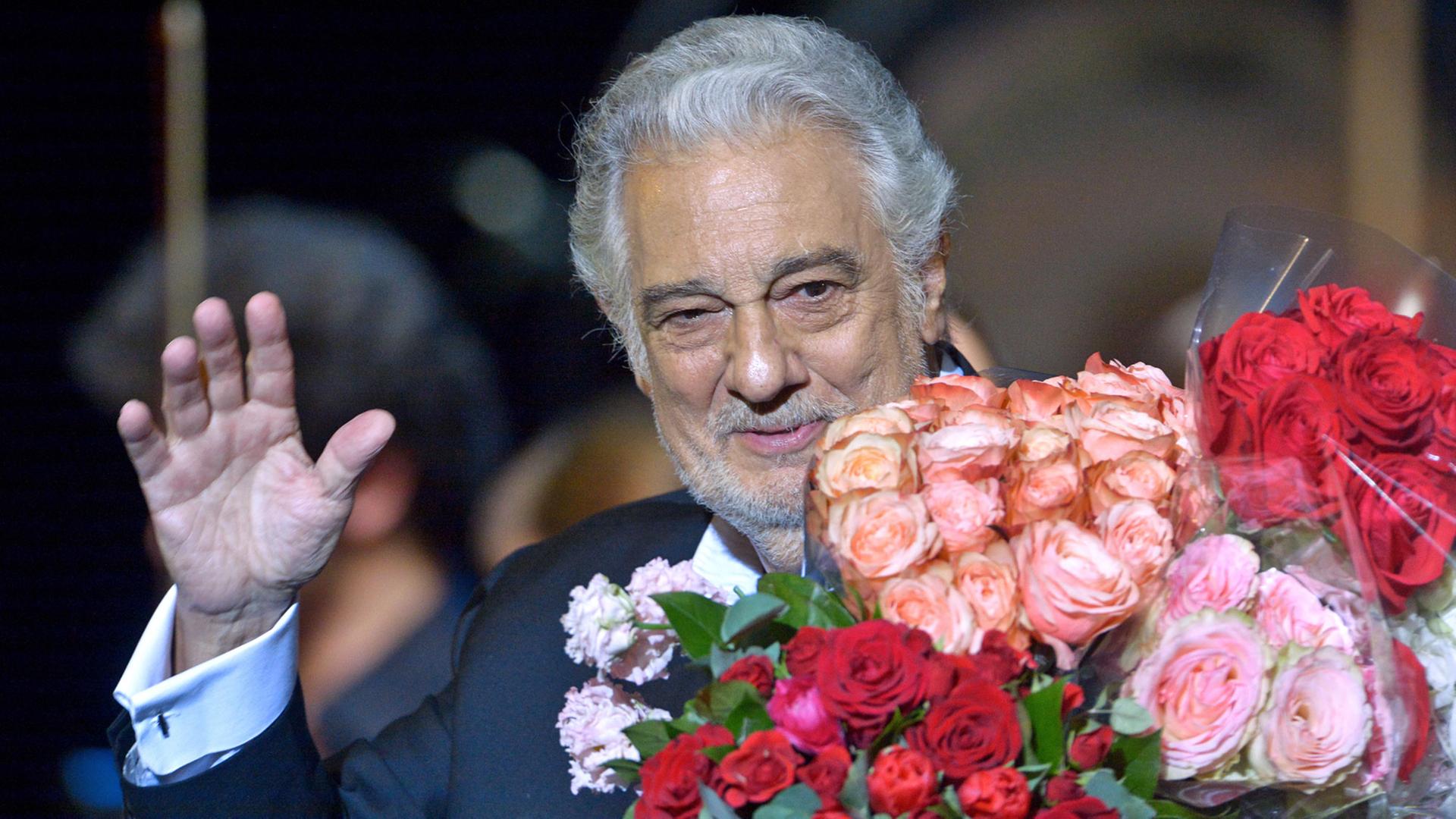 Der spanische Opernsänger Placido Domingo steht nach einem Konzert am 14.1.2016 in Moskau mit Blumen im Arm auf der Bühne. Der spanische Opernsänger Placido Domingo steht nach einem Konzert am 14.1.2016 in Moskau mit Blumen im Arm auf der Bühne.