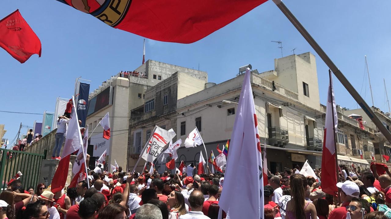 Anhänger von Ministerpräsident Joseph Muscat jubeln nach der gewonnenen Wahl im Juni