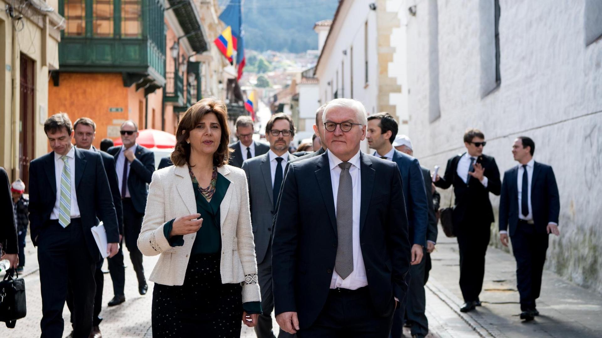 Bundesaußenminister Frank-Walter Steinmeier (SPD) und die kolumbianische Außenministerin María Ángela Holguín in Bogotá. Bundesaußenminister Frank-Walter Steinmeier (SPD) und die kolumbianische Außenministerin María Ángela Holguín in Bogotá.