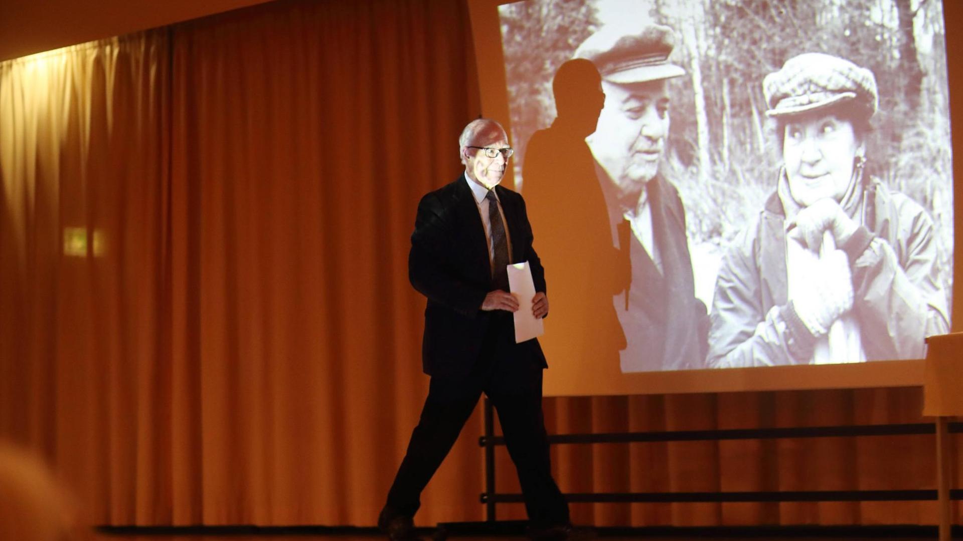 Gabriel Gorodetsky bei einer Lesung in Berlin am 26.10.2016. Er ist Quondam Fellow am All Souls College in Oxford und Prof. em. für Geschichte. Gorodetsky geht an einem Bühnenvorhang vorbei, im Hintergrund eine Projektion von Iwan Michailowitsch Maiski. Gabriel Gorodetsky bei einer Lesung in Berlin am 26.10.2016. Er ist Quondam Fellow am All Souls College in Oxford und Prof. em. für Geschichte. Gorodetsky geht an einem Bühnenvorhang vorbei, im Hintergrund eine Projektion von Iwan Michailowitsch Maiski.