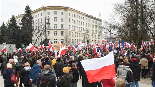 Menschen demonstrieren in Warschau, Polen, gegen die nationalkonservative Regierung.
