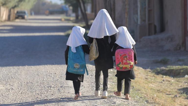 Drei Mädchen auf dem Weg in die Schule in Herat (Afghanistan) Drei Mädchen auf dem Weg in die Schule in Herat (Afghanistan)