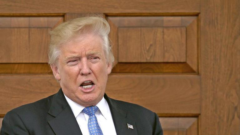 Donald Trump steht am 20. November 2016 vor der Tür am Klubhaus des Trump International Golf Club, in Bedminster Township, New Jersey, USA Donald Trump steht am 20. November 2016 vor der Tür am Klubhaus des Trump International Golf Club, in Bedminster Township, New Jersey, USA