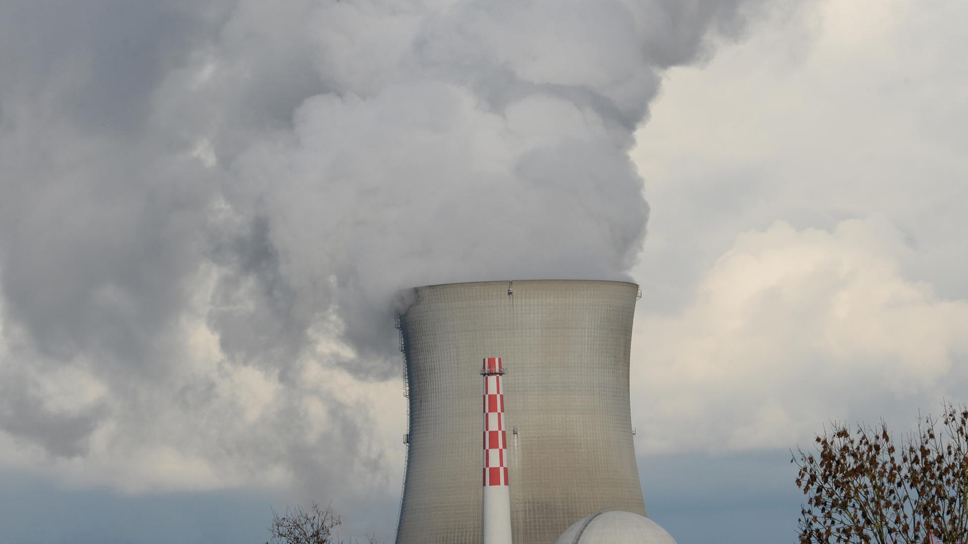 Das schweizerische Kernkraftwerk Leibstadt nebst Kühlturm Das schweizerische Kernkraftwerk Leibstadt nebst Kühlturm
