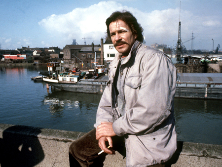 Schauspieler Götz George im März 1981 bei Dreharbeiten zu Folge der Krimi-Serie "Tatort" mit Kommissar Schimanski. Schauspieler Götz George im März 1981 bei Dreharbeiten zu Folge der Krimi-Serie "Tatort" mit Kommissar Schimanski.