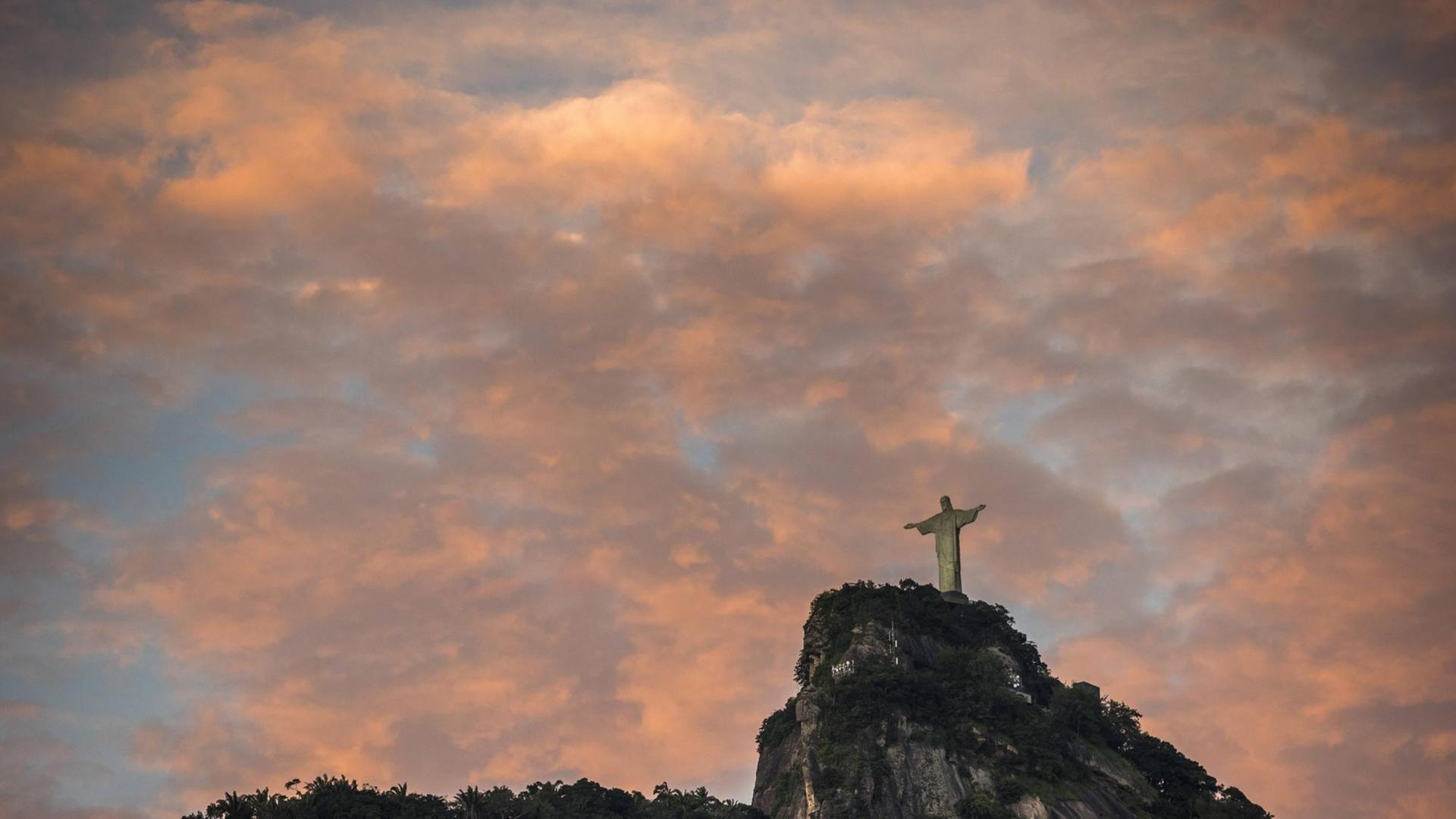 "Christus, der Erlöser" - Monumentale Statue im Süden von Rio de Janeiro in Brasilien auf dem Berg Corcovado "Christus, der Erlöser" - Monumentale Statue im Süden von Rio de Janeiro in Brasilien auf dem Berg Corcovado
