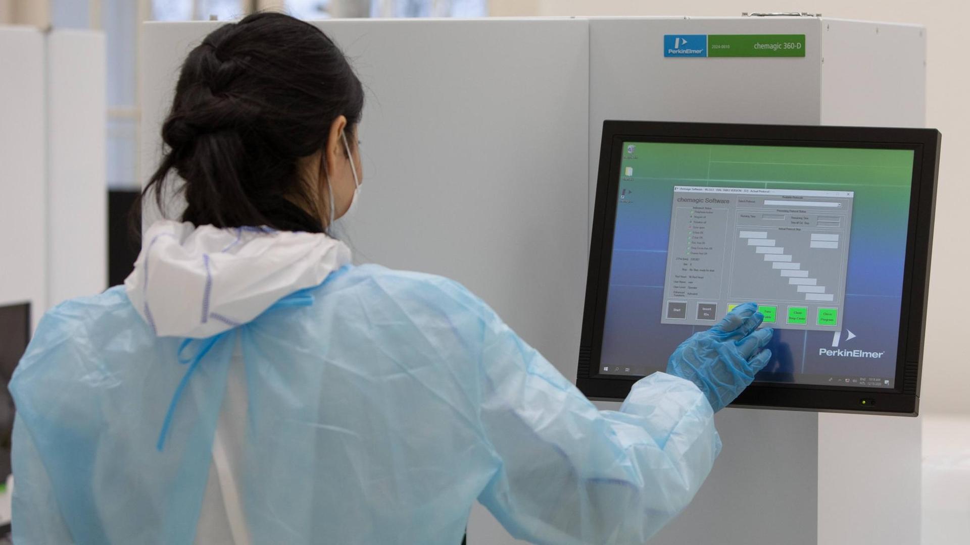 Eine Laborantin bedient ein Laborgerät in einem Corona Virus COVID-19 Großlabor in Wien.