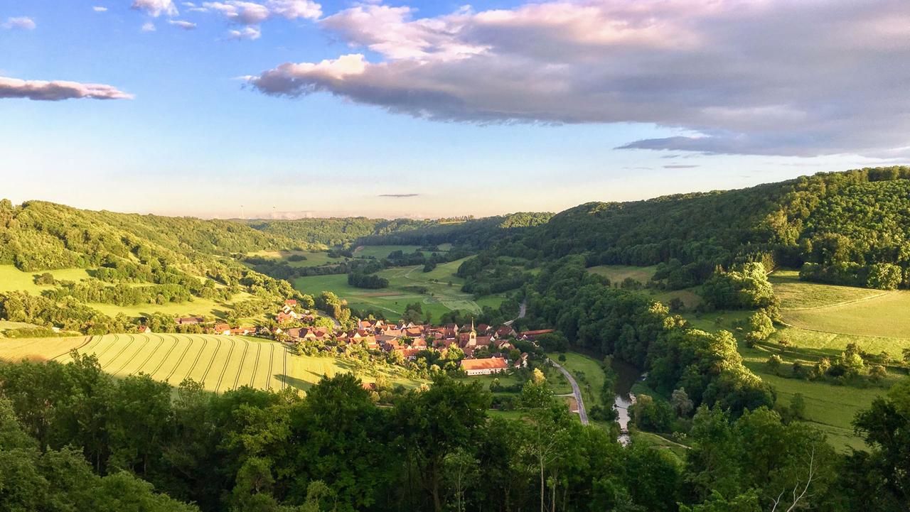 Blick vom LangenburgerSchlossgarten auf das Jagsttal und Bächlingen. Blick vom LangenburgerSchlossgarten auf das Jagsttal und Bächlingen.