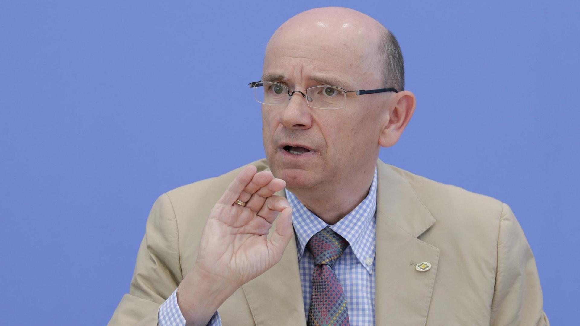 Eugen Brysch, Vorstand der Deutschen Stiftung Patientenschutz vor blauem Hintergrund bei der Bundespressekonferenz