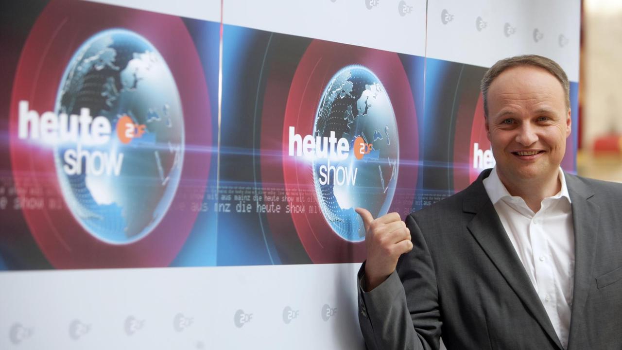 Der "heute-show" Moderator Oliver Welke auf einem Foto aus dem Jahr 2009 Der "heute-show" Moderator Oliver Welke auf einem Foto aus dem Jahr 2009