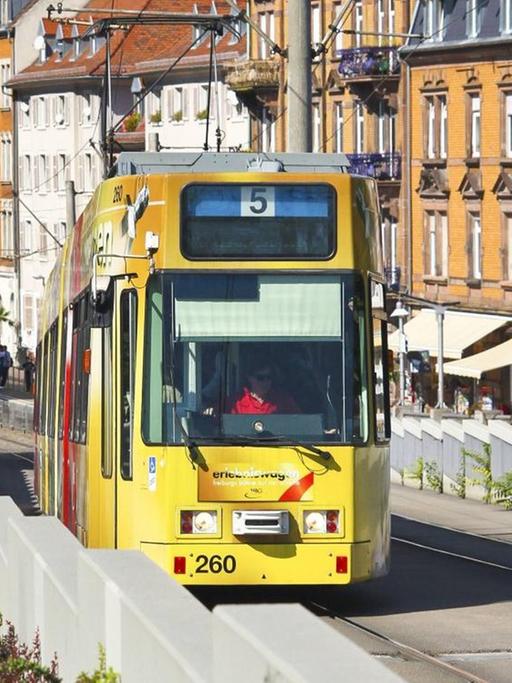 Straßenbahn in Freiburg am 11.8.2014.