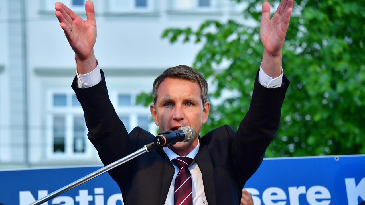 Thüringens AfD-Fraktions- und Landeschef Björn Höcke spricht am 18.05.2016 auf dem Domplatz in Erfurt (Thüringen) bei einer Demonstration der Alternative für Deutschland (AfD) gegen die Asyl- und Integrationspolitik von Bundes- und Landesregierung. Dabei ging es auch um den geplanten Bau einer Moschee in Erfurt. Thüringens AfD-Fraktions- und Landeschef Björn Höcke spricht am 18.05.2016 auf dem Domplatz in Erfurt (Thüringen) bei einer Demonstration der Alternative für Deutschland (AfD) gegen die Asyl- und Integrationspolitik von Bundes- und Landesregierung. Dabei ging es auch um den geplanten Bau einer Moschee in Erfurt.