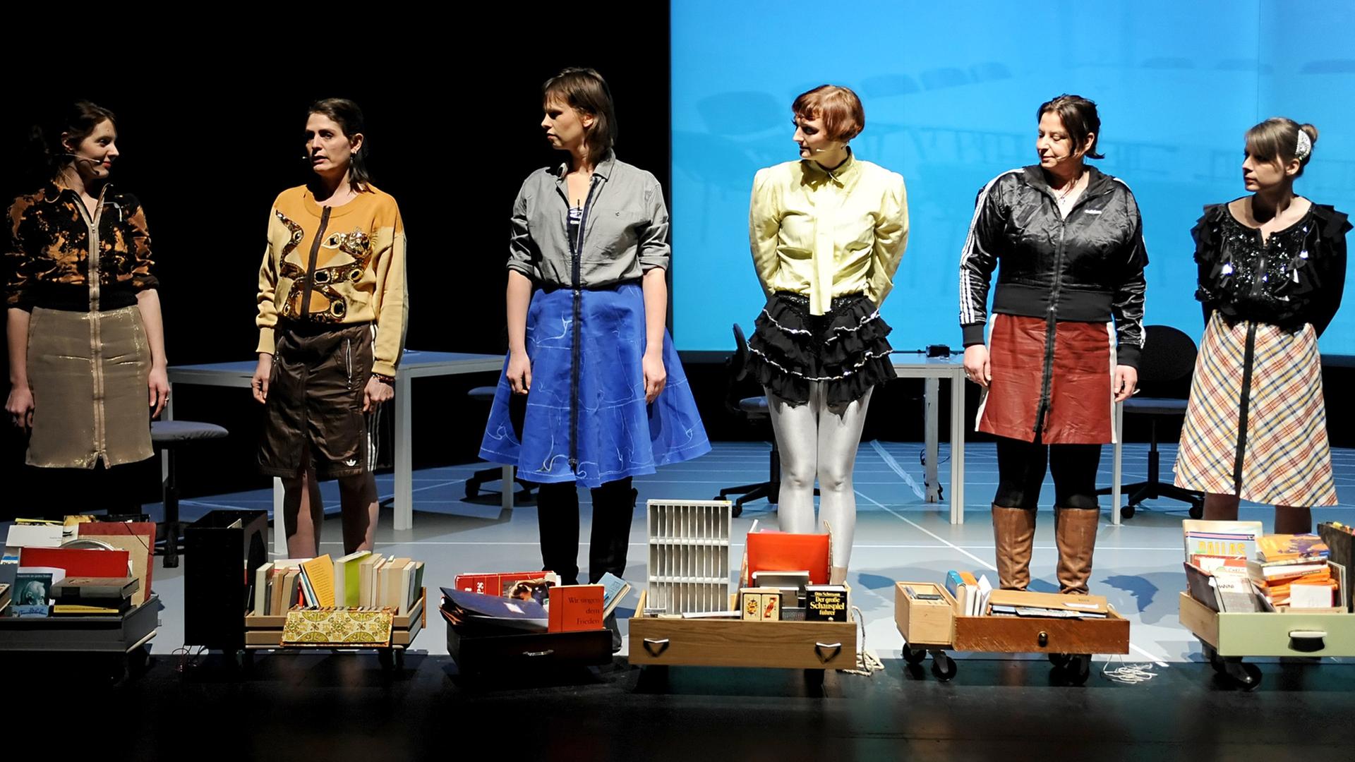 Proben für das Stück "Schubladen She She Pop", das im März 2012 im HAU 2 in Berlin Premiere hatte. In dem Performance-Stück begegnen sich drei Frauen aus dem ehemaligen Westen und drei Frauen aus dem ehemaligen Osten. Proben für das Stück "Schubladen She She Pop", das im März 2012 im HAU 2 in Berlin Premiere hatte. In dem Performance-Stück begegnen sich drei Frauen aus dem ehemaligen Westen und drei Frauen aus dem ehemaligen Osten.