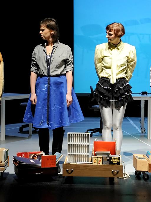 Proben für das Stück "Schubladen She She Pop", das im März 2012 im HAU 2 in Berlin Premiere hatte. In dem Performance-Stück begegnen sich drei Frauen aus dem ehemaligen Westen und drei Frauen aus dem ehemaligen Osten.