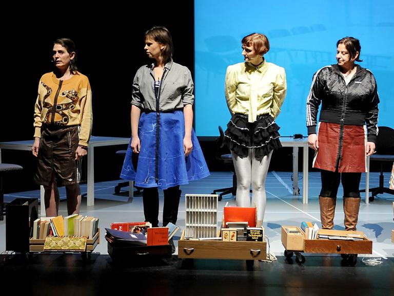 Proben für das Stück "Schubladen She She Pop", das im März 2012 im HAU 2 in Berlin Premiere hatte. In dem Performance-Stück begegnen sich drei Frauen aus dem ehemaligen Westen und drei Frauen aus dem ehemaligen Osten.