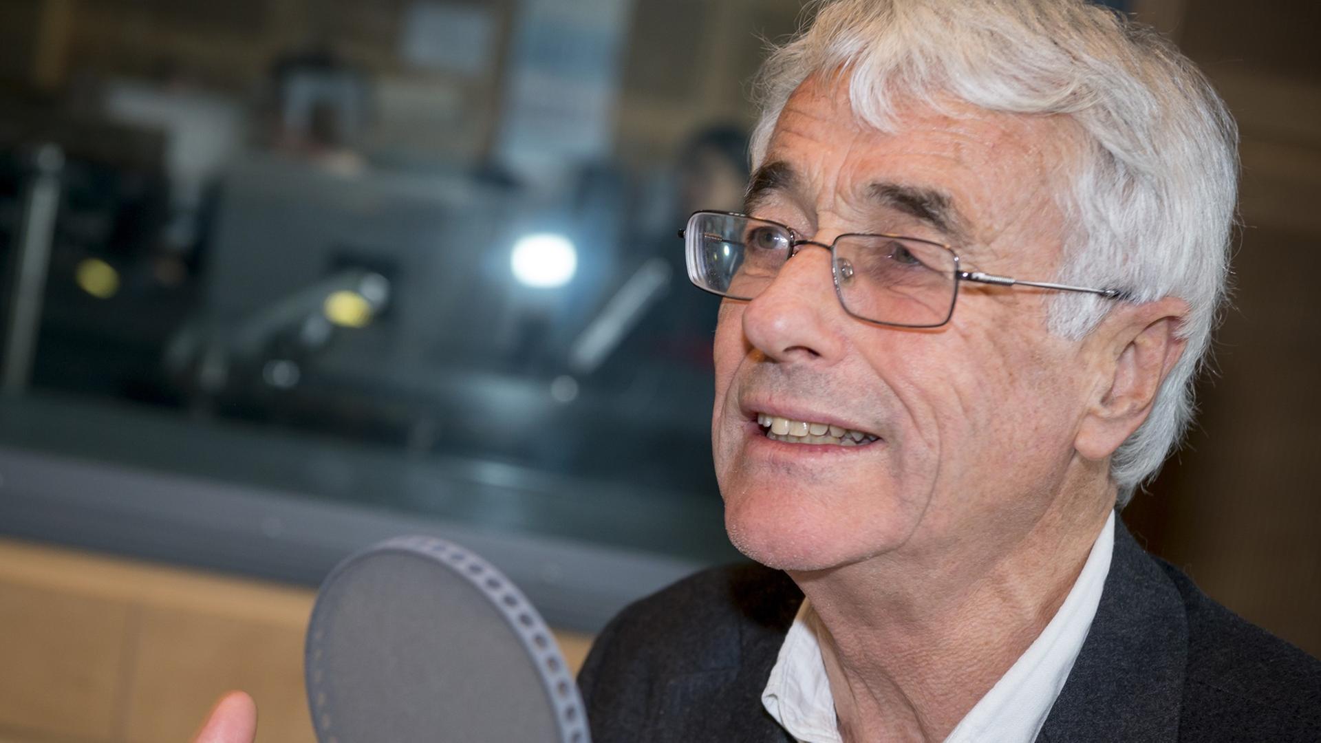 Der britische Politikwissenschaftler Colin Crouch, aufgenommen 2013 im Studio von Deutschlandradio Kultur Der britische Politikwissenschaftler Colin Crouch, aufgenommen 2013 im Studio von Deutschlandradio Kultur
