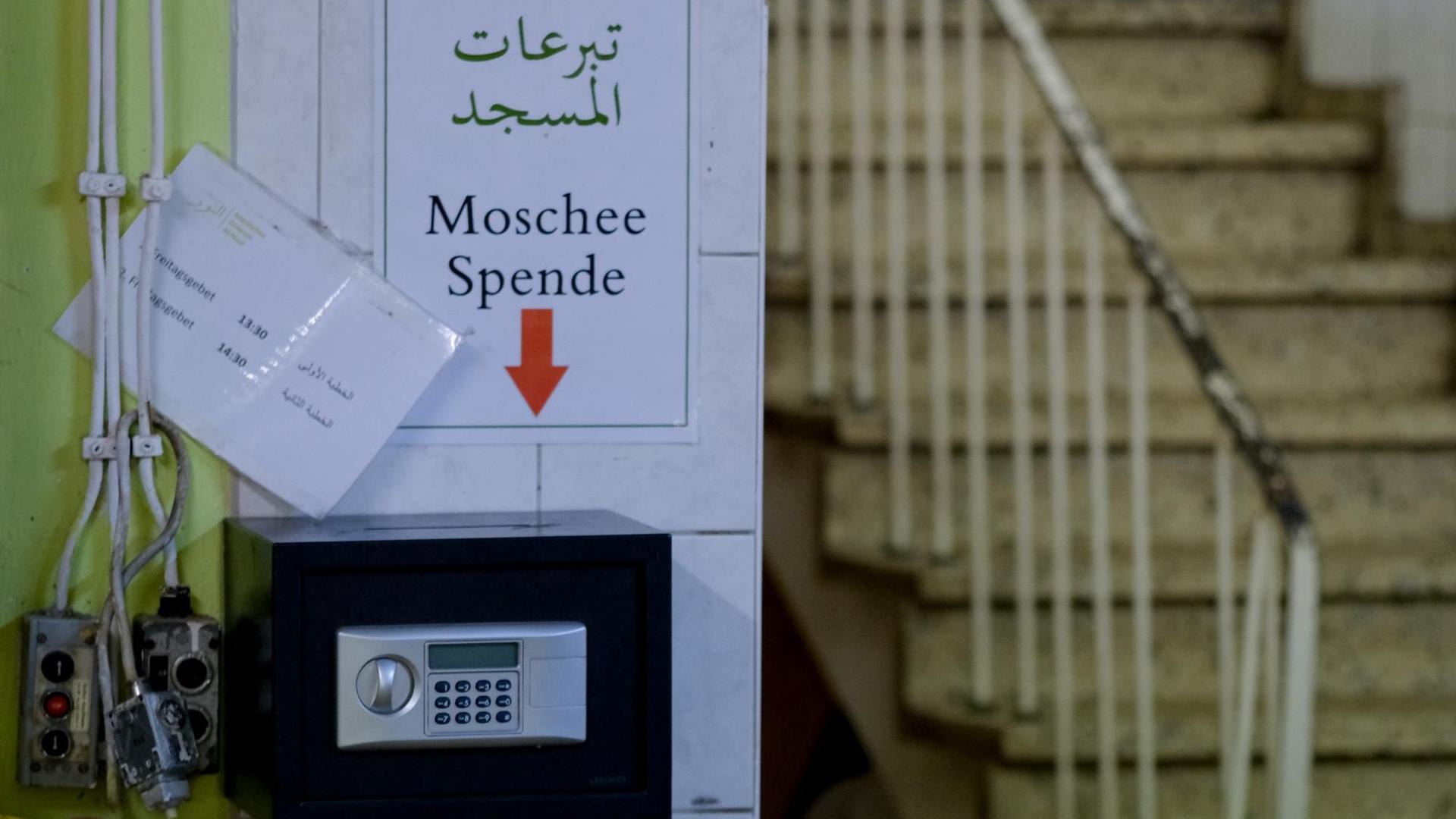 Aufruf zum Spenden, dem "Zakat", im islamischen Zentrum Al-Nour in Hamburg Aufruf zum Spenden, dem "Zakat", im islamischen Zentrum Al-Nour in Hamburg